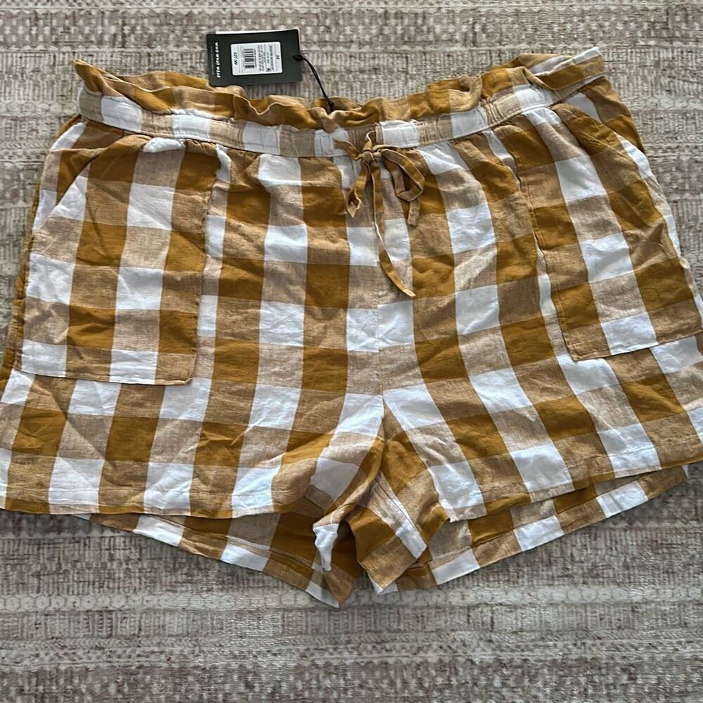 Who what wear Size 3X Yellow and white plaid Shorts front tie NWT